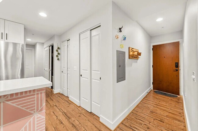Foto del edificio - Sunny 1 bed + den 870 sq ft in heart of Pe...