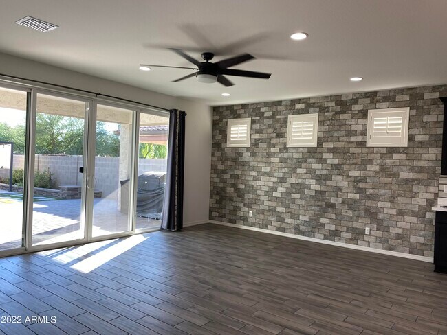 Foto del edificio - 2119 W Betty Elyse Ln