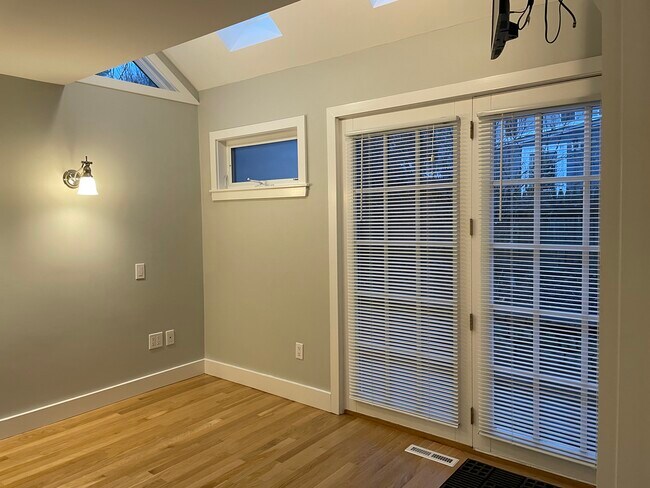 bedroom (Queen size) - 2 West St