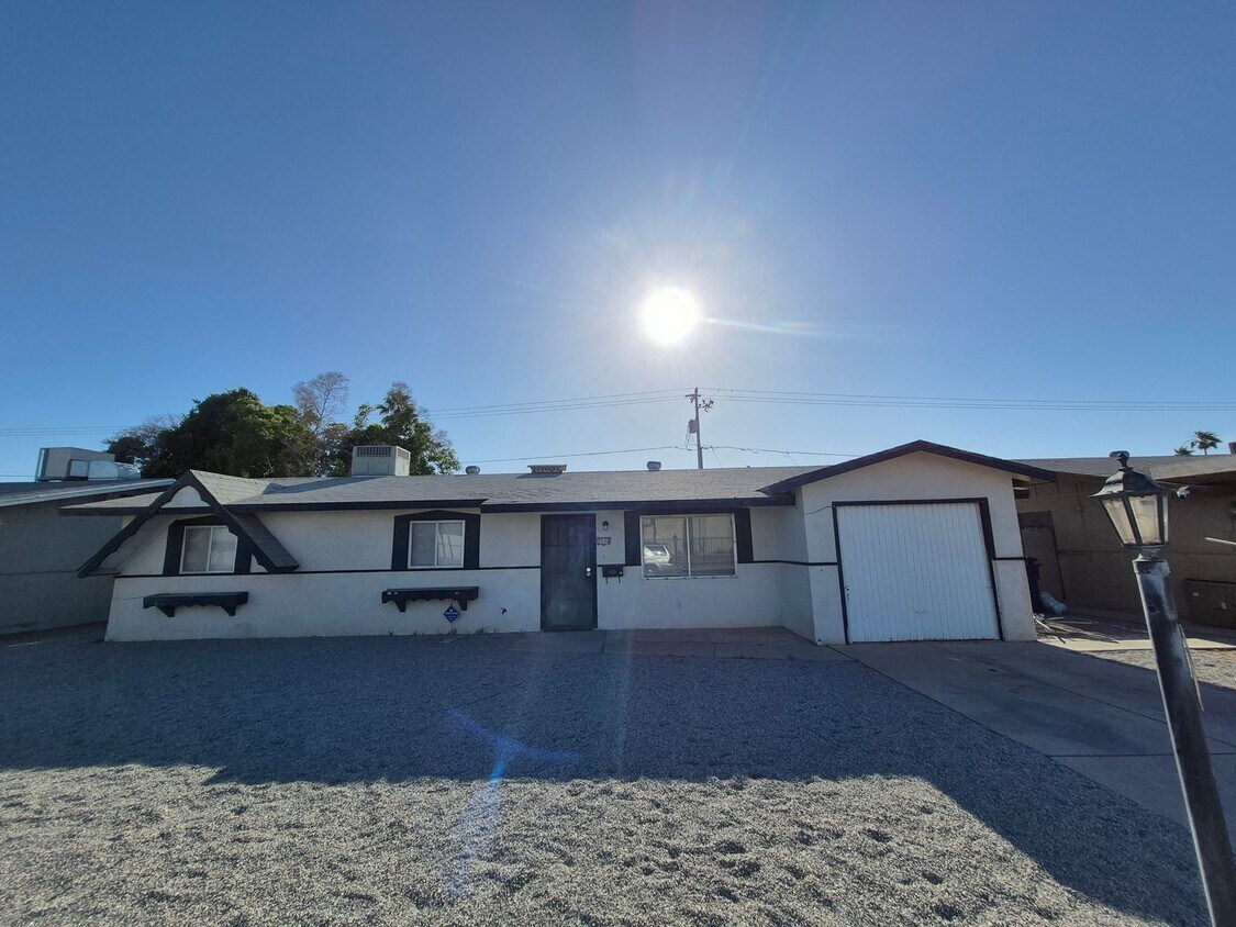 Foto principal - Large 4 Bed 2 Bath House