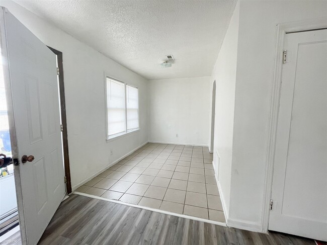 Building Photo - 1 br, 1 bath Duplex - 1428 North Hillside ...