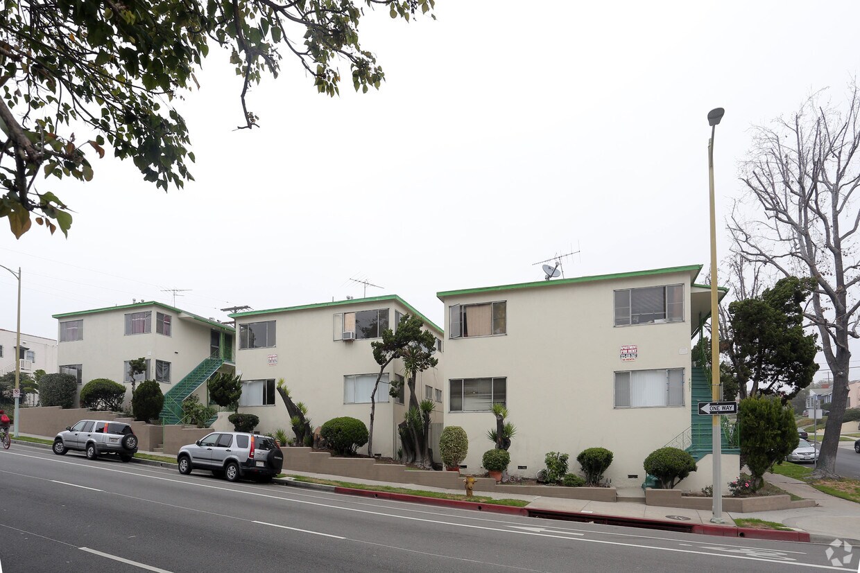 Primary Photo - 4851 San Vicente Blvd