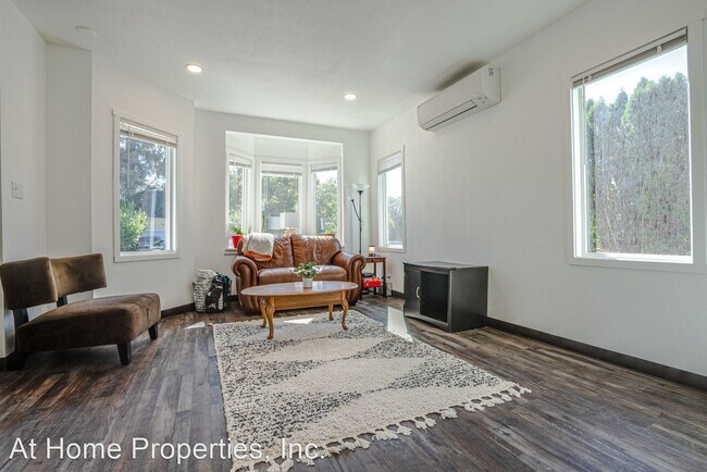 Foto del edificio - 5 br, 3 bath House - 530 NW 13th St