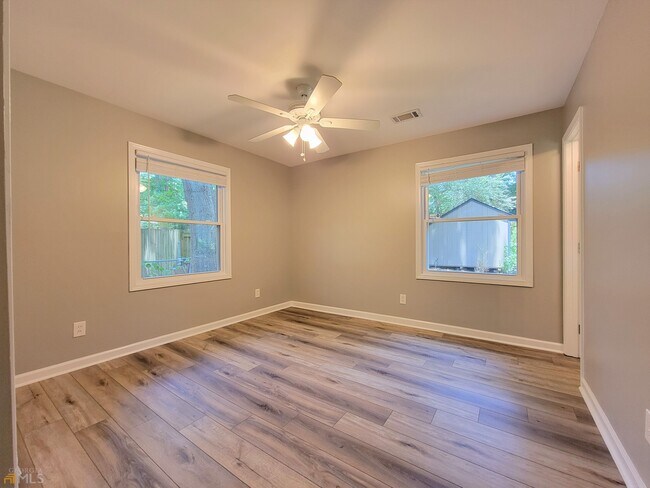 Building Photo - 3742 Sarahs Ln