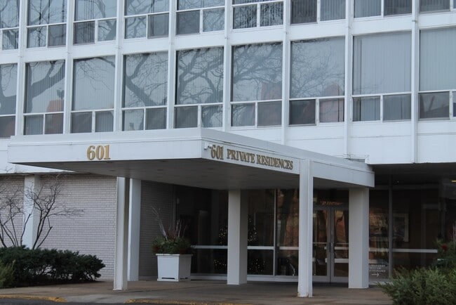 Building Photo - 601 E 32nd St