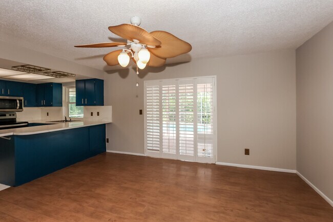Foto del edificio - 5946 Stringfellow Rd