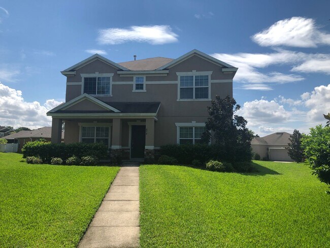 Building Photo - MOVE IN NOW! Great location- in Oaks At Brandy Lake! 5 bed 2.5 bath 2 story home with large bonus...