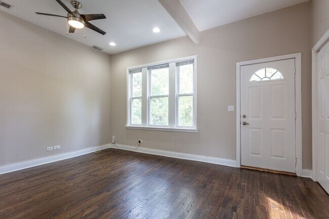 Building Photo - 1744 North Hoyne Avenue, Unit 2F