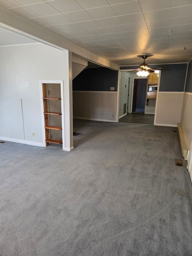 Foto del edificio - Three Bedroom Home - Single Car Attached Garage - in Townsend!