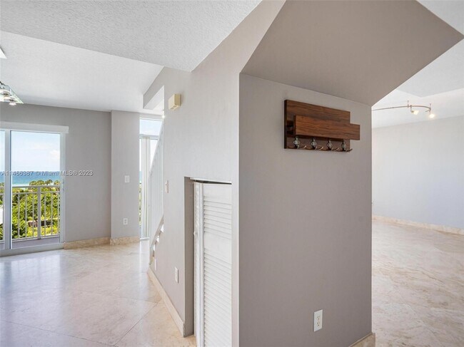 Building Photo - 7600 Collins Ave