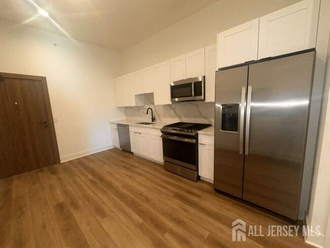 Building Photo - 195 Main St