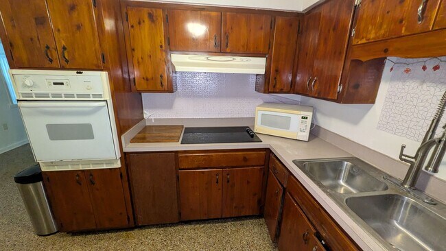 Building Photo - Charming 3-Bedroom 1-Bathroom home in Wild...