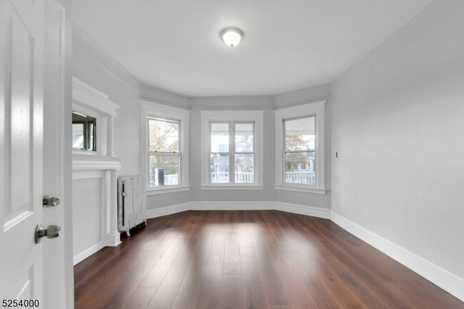 Building Photo - 37 Mapes Ave
