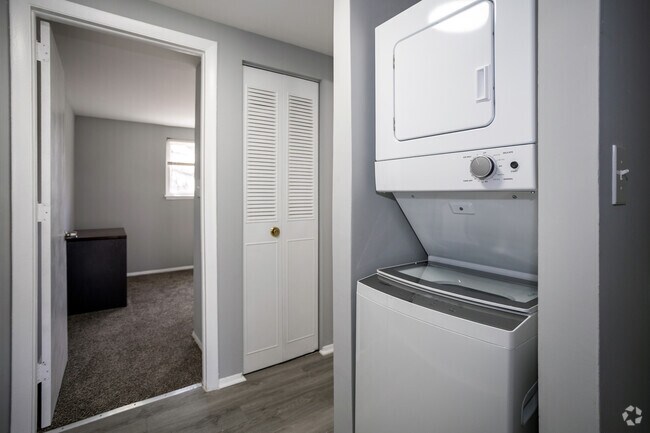2 habitaciones, 1,5 baños - 989 pies cuadrados - Lavandería en la unidad - Cedar Village Apartments and Townhomes