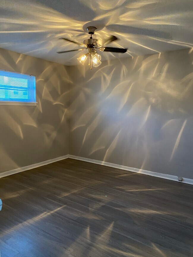Ventilador de techo en el dormitorio - 7500 Highcrest Dr