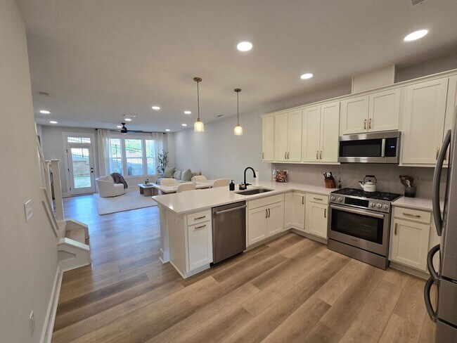 Foto del edificio - Rare Townhome Opportunity Near Hester Pond – Beautifully Upgraded Laurel Hills Retreat