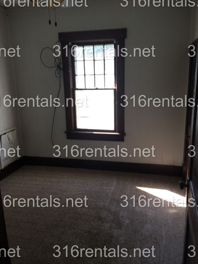 Building Photo - $799 - 2 bed 1 bath - Single Family