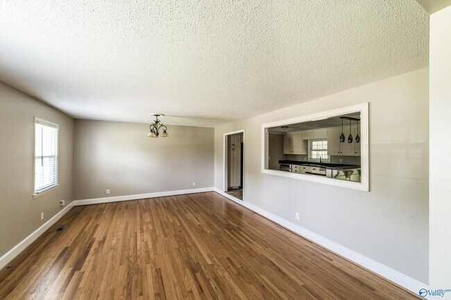 Building Photo - 2107 Edinburgh Dr SW