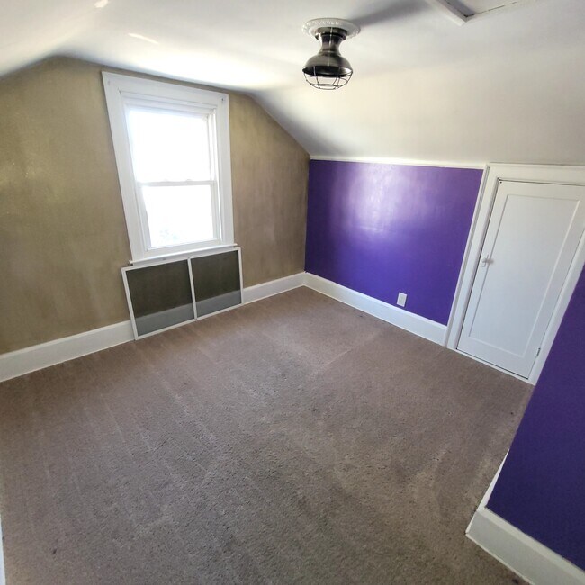 Building Photo - 565 Teddy Ave