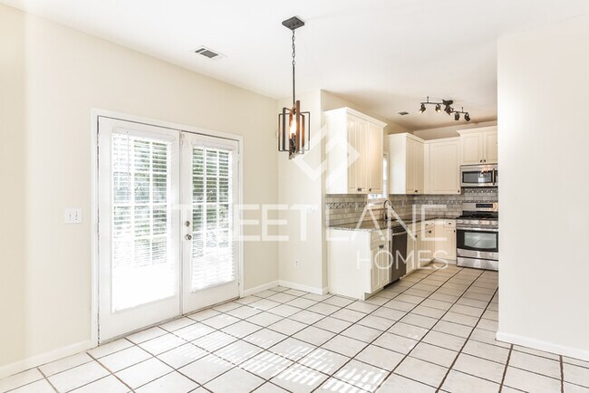 Building Photo - Charming 4 Bedroom in Stone Mountain!