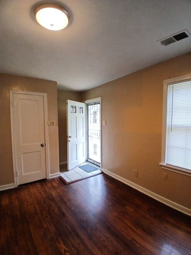 Foto del edificio - Spacious 2 Bedroom, 1 Bath | Binghampton - Open To Section 8