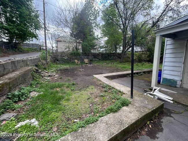 Building Photo - 717 E Elm St
