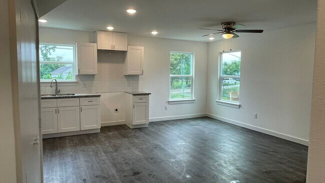 Foto del edificio - Fall in Love with This Beautiful 3-Bed Home