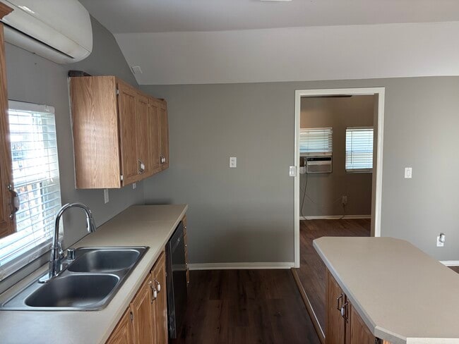 Building Photo - 1042 5th St