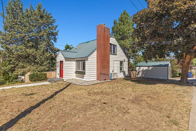 Building Photo - 1500 Siskiyou St