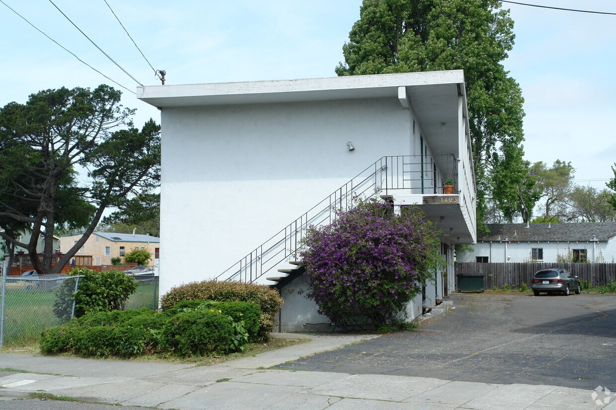 Side View - 1403 Carleton St