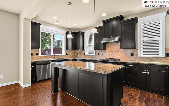 Building Photo - Natural Light-Filled Renton Home with Spac...