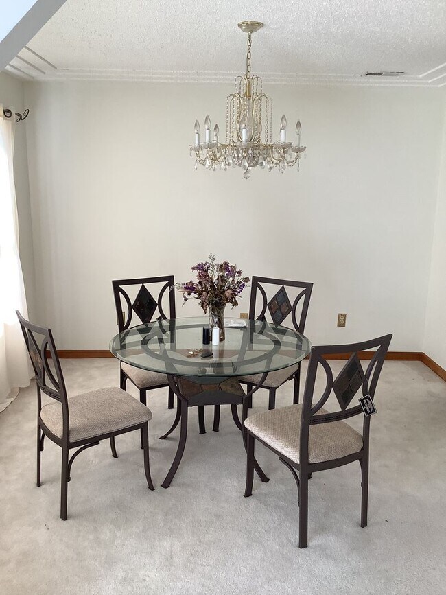 Building Photo - 2 bedroom, 2.5 bath Townhouse Available 8/...