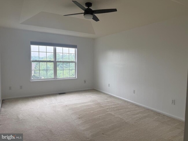 Building Photo - 121 Acorn Dr