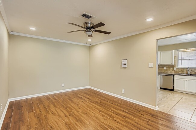 Building Photo - 15710 Sandy Hill Dr