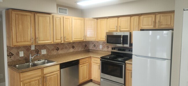 Foto del edificio - ANNUAL RENTAL - 2 BED / 2 BATH CONDO AT MYSTIC GARDENS