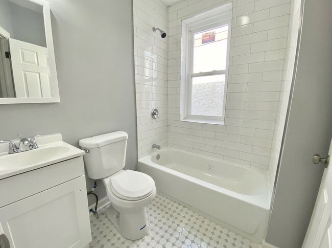 Foto del edificio - 1000 N 66th St