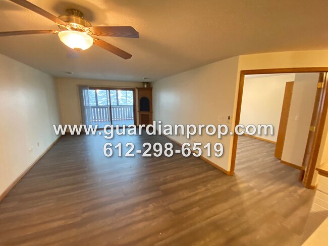 Building Photo - Top Floor Condo Available May 1st, Open Fl...