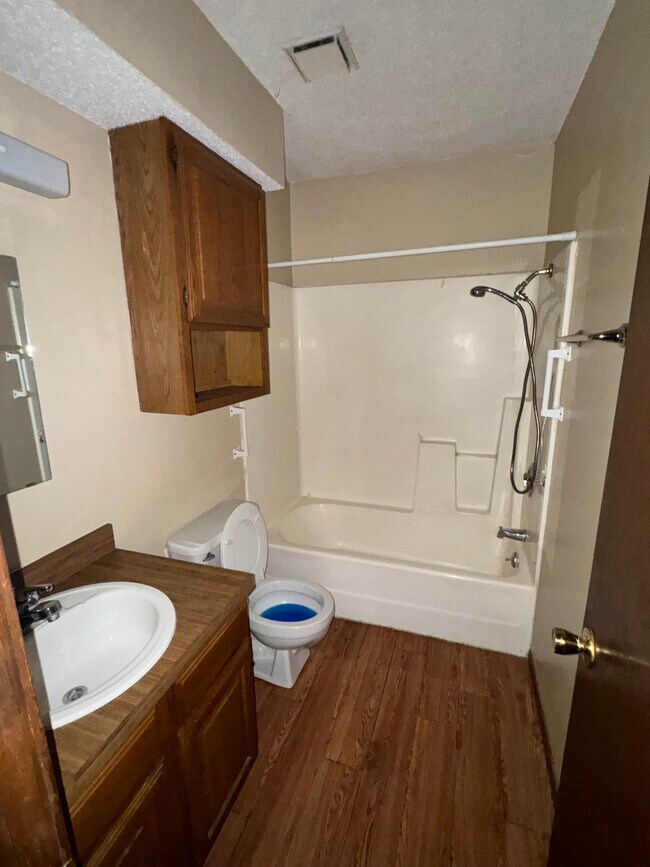 Foto del edificio - 1211 Parkwood Ct