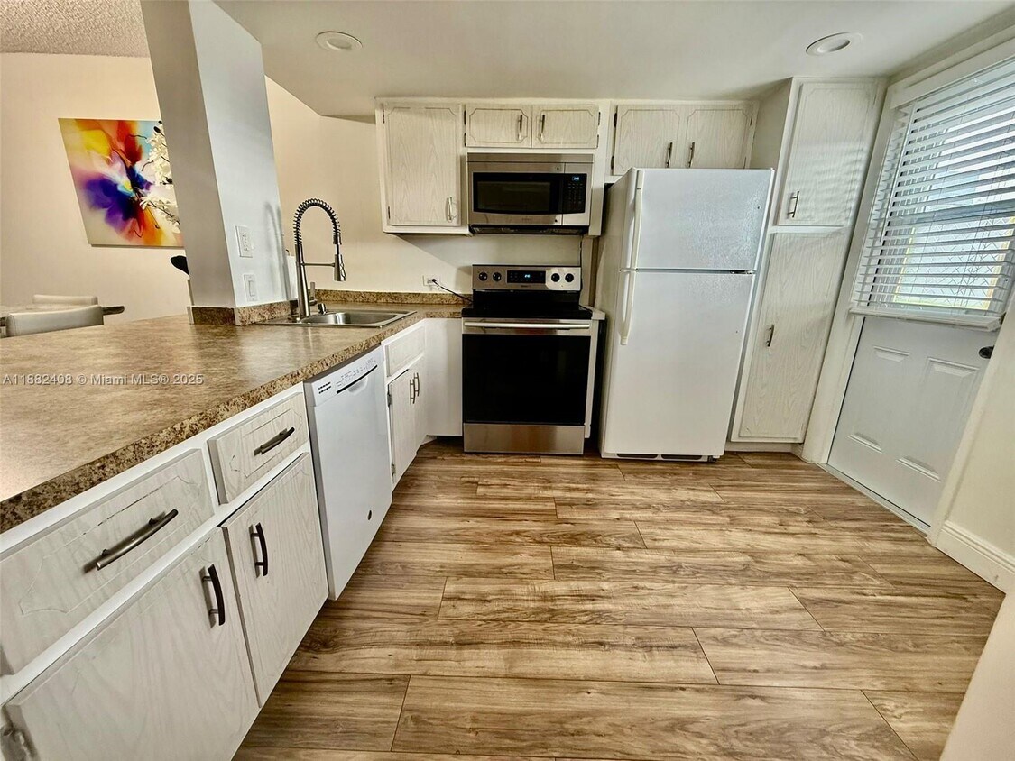 Foto principal - 445 NE 195th St