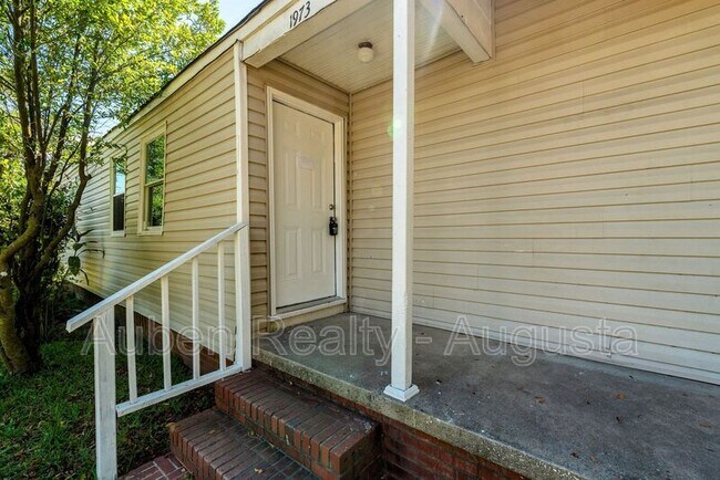 Foto del edificio - 1973 Lionel St