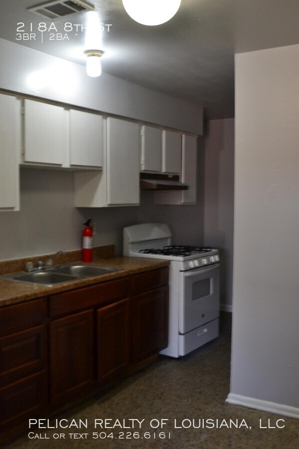 Building Photo - 218 8th St