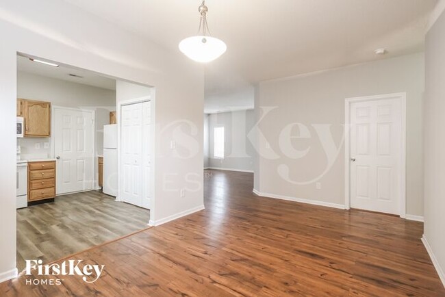 Foto del edificio - 7207 Parklake Pl