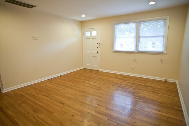 Building Photo - 2-bedroom apartment close to campus