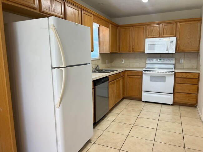 Building Photo - Cougar Ridge III Duplex