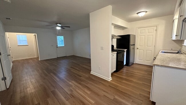 Building Photo - Recently Updated 3/2 Newer Kitchen, Deck &...