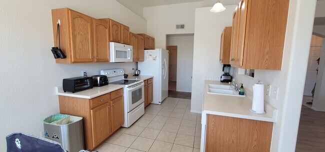 Foto del edificio - Beautiful 3 bed 2.5 bath home located in the Las Colinas Area!