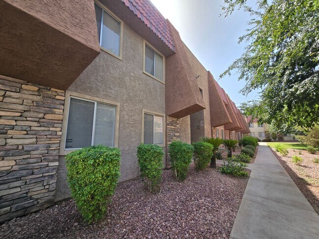 Building Photo - ADORABLE 2 BEDROOM 2 BATHROOM 1ST FLOOR CONDO