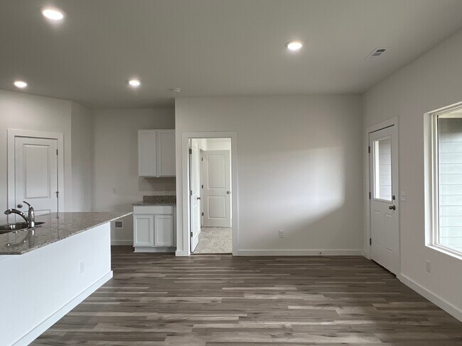 Dining area - 306 NW Pinwheel St