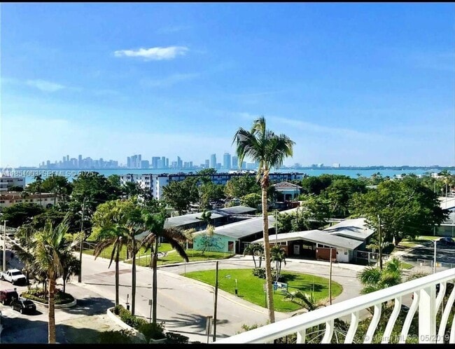 Foto del edificio - 7601 E Treasure Dr