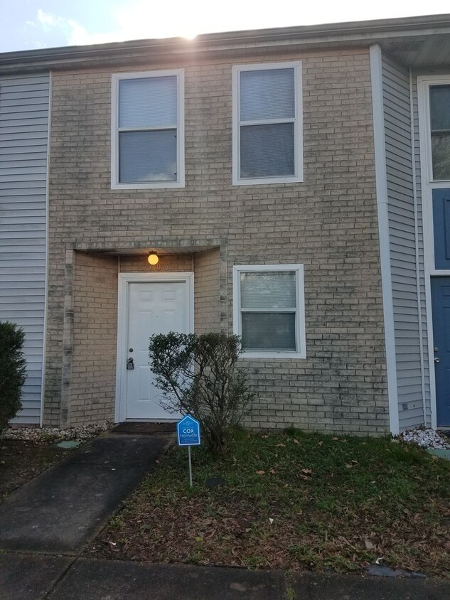 Foto principal - Cozy Townhome in Newport News